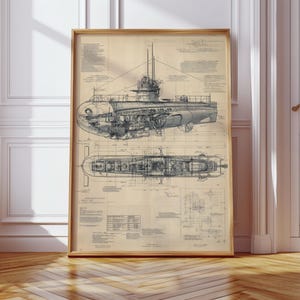 Pode incluir: Planta emoldurada de um submarino, mostrando cortes transversais detalhados e desenhos técnicos. A obra de arte apresenta uma estética vintage com um fundo bege e ilustrações cinza-azuladas. A moldura de madeira adiciona um toque clássico.