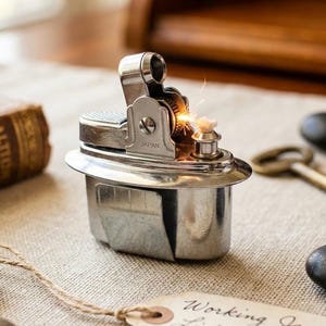 Encendedor de mesa con brazo elevador japonés vintage en funcionamiento
