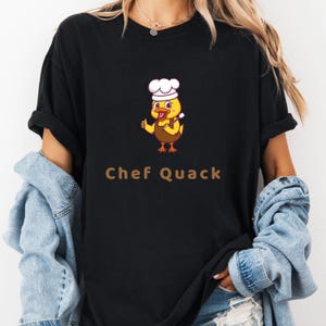 Camiseta de cocina Comfort Colors® Chef Quack con un pato adorable, divertida camiseta de dibujos animados de animales de cocina, regalo para panaderos, amantes de la comida y animales.