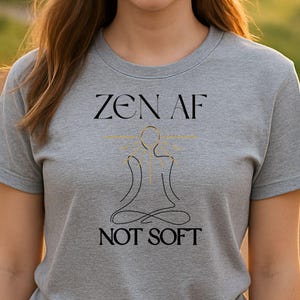 Camiseta unisex teñida con figura meditativa Zen AF, camiseta espiritual, minimalista y moderna, camiseta con fuerza interior, empoderadora.