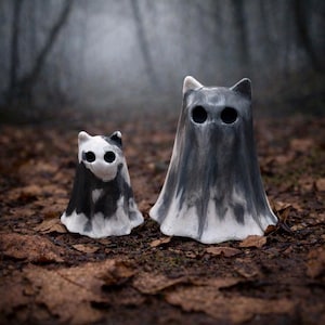 Szaro-biała figurka ducha kota | Straszny wystrój kota | Duch kota | Wystrój domu na Halloween