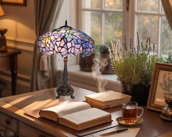 ポニー藤ティファニーは、ガラスのランプを染色しました。小藤