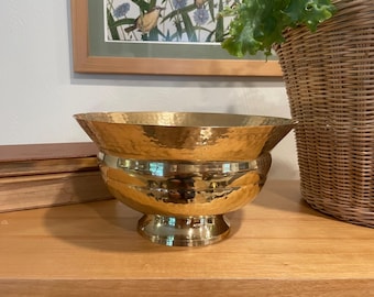 アンティークのラクダの鞍、素朴な木製の足置き、古びた素朴な布張りの