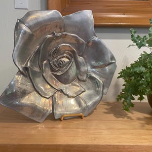 Große 90er Alaun Creations Konsolenschüssel, von Susan Stocking, Regenbogen-Schillern Rosenschale oder Servierplatte, Aluminium Art