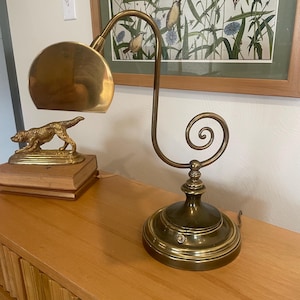 Mässingsfärgad svanhals skrivbordslampa, virveldesign, vintage Eathan Allan