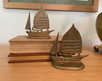 Par de sujetalibros antiguos de latón con forma de barco o velero, 5 pulgadas.