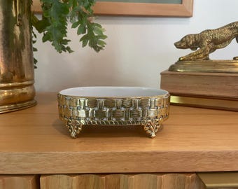 Portasapone profondo, con motivo intrecciato dorato, in porcellana bianca e piedistallo.