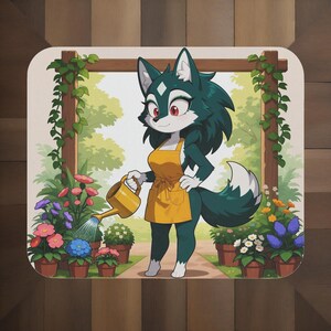 Alfombrilla de ratón con diseño de delantal de jardín, diseño de lobo verde chibi peludo, con flores regadas, arte súper lindo, saludable y cálido.