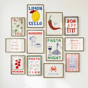 Puede incluir: Una colección de láminas artísticas enmarcadas con temática culinaria. Las láminas presentan ilustraciones de limones, chiles, pasta y otras imágenes relacionadas con la comida. El texto incluye "Limon Cello", "Pasta Night" y "Bon Appétit".