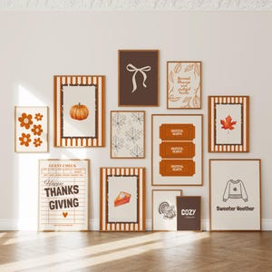 Może przedstawiać: Zestaw dwunastu oprawionych grafik ściennych z motywami jesiennymi, w tym dynią, liśćmi klonu, kawałkiem ciasta, indykiem, swetrem oraz napisami Happy Thanksgiving, Grateful Hearts i Sweater Weather w odcieniach pomarańczu i brązu.