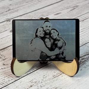Grabado de foto de billetera en tarjeta metálica