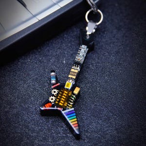 Space Gitarre Anhaenger | Handgefertigte Miniatur-Skulptur - Harz-Halskette, Schlüsselanhänger und Kunststück