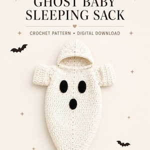 Könnte beinhalten: Ein cremefarbener gehäkelter Babyschlafsack in Geisterform mit Kapuze und zwei kurzen Ärmeln. Die Vorderseite zeigt zwei schwarze ovale Augen und einen schwarzen ovalen Mund. Der Text lautet GHOST BABY SLEEPING SACK CROCHET PATTERN DIGITAL DOWNLOAD.