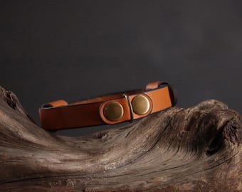 Collier de chat classique en cuir cognac et bronze - Conception de sécurité séparable avec breloque à clipser