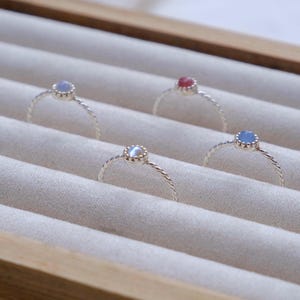 Anillos de piedra lunar hechos a mano: anillos apilables de plata de ley con banda trenzada.