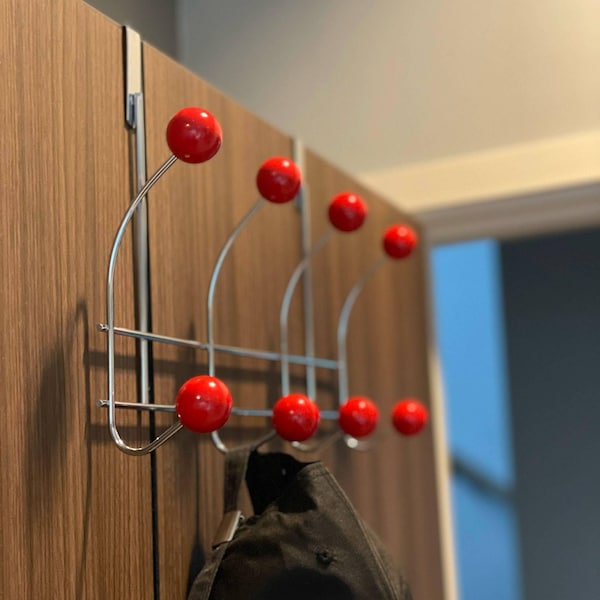 Gancho de pared de acero inoxidable de mediados de siglo / Perchero metálico con bola roja para colgar sobre la puerta / Organizador de entrada sin necesidad de taladrar