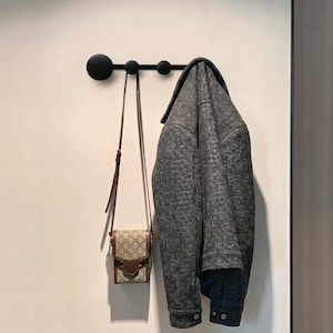 Ganchos de pared minimalistas de metal negro con pomos redondos / Perchero moderno de metal / Organizador de entrada de estilo industrial