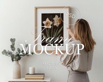 Minimale houten lijstmodel met vrouw, 2 x 3 moderne muurkunst posterdisplay, Scandinavische interieurlijstscène, PSD slim object voor Photoshop