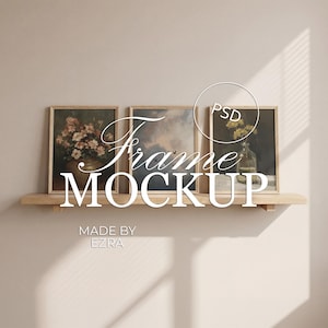 Puede incluir: Tres impresiones artísticas enmarcadas con imágenes florales y de paisajes se exhiben en una estantería de madera. Los marcos tienen un acabado de madera clara. El texto "Frame Mockup" está superpuesto en la imagen, con las palabras "Made by Ezra" debajo.