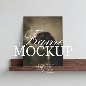 以下が含まれることがあります： 暗い色の犬と白い胸が特徴の額装されたアートプリント。背景は落ち着いた色合いです。「Frame MOCKUP」の文字が白で表示され、「PSD Smart Object」と「4:5 Ratio」のテキストも表示されています。