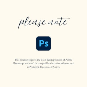 Op de afbeelding: Cr&egrave;mekleurige achtergrond met de handgeschreven tekst 'please note'. Een donkerblauwe vierkant met de letters 'Ps' in lichtblauw is eronder gecentreerd. De tekst geeft aan dat deze mockup de nieuwste desktopversie van Adobe Photoshop vereist.
