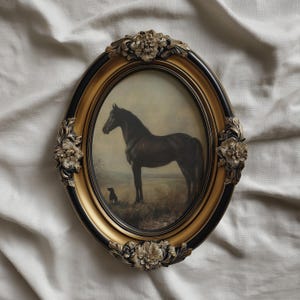 Mockup di cornice ovale dorata, esposizione di opere d'arte da parete ornate su tessuto, scena di cornice floreale antica, mockup di lusso minimalista, oggetto avanzato PSD JPG Photoshop immagine 5