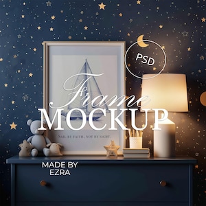 Nachthimmel Kinderzimmer Rahmen Mockup, Babyzimmer Poster Mockup mit Spielzeug & Lampe, gemütlicher Stern Kinderzimmer Rahmen Mockup, PSD JPG Photoshop Smart Objekt