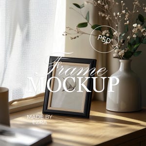 ブラックデスクフレームモックアップ、ソフトライト縦型ポスターモックアップ、Photoshop用2x3フレームPSD、スマートオブジェクトJPGアートディスプレイ、壁テンプレート | 08