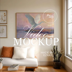 Puede incluir: Escena de salón con una gran pintura enmarcada de un pájaro blanco en vuelo, con el texto "Video MOCKUP". Un sofá blanco con cojines naranjas y blancos se encuentra debajo de la obra de arte. También se ven una planta en maceta y pequeñas obras de arte enmarcadas.
