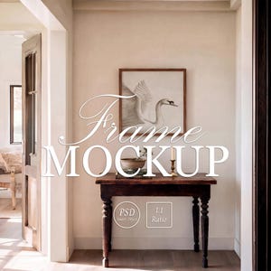 Puede incluir: Una mesa de madera oscura con patas torneadas, que sostiene una impresión enmarcada de un cisne, un cuenco pequeño y una vela. Las palabras "Frame MOCKUP" están superpuestas en la imagen. También hay un gráfico "PSD Smart Object" y "1:1 Ratio".