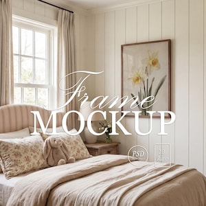 Puede incluir: Maqueta de dormitorio con una cama, cojines florales, un conejito de peluche y una impresión floral enmarcada. La habitación tiene paredes beige, una ventana con cortinas y el texto "Frame MOCKUP". El marco tiene una proporción de 2:3.