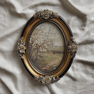 Mockup di cornice ovale dorata, esposizione di opere d'arte da parete ornate su tessuto, scena di cornice floreale antica, mockup di lusso minimalista, oggetto avanzato PSD JPG Photoshop immagine 4
