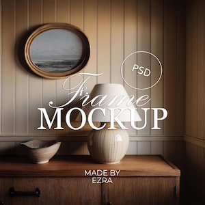 Puede incluir: Una escena de maqueta con un mueble de madera, una lámpara, un cuenco y una obra de arte enmarcada. La lámpara tiene una pantalla de color crema y una base texturizada. La obra de arte está en un marco redondo de madera. El texto "Frame MOCKUP" está superpuesto a la imagen.