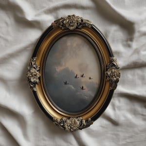 Mockup di cornice ovale dorata, esposizione di opere d'arte da parete ornate su tessuto, scena di cornice floreale antica, mockup di lusso minimalista, oggetto avanzato PSD JPG Photoshop immagine 3