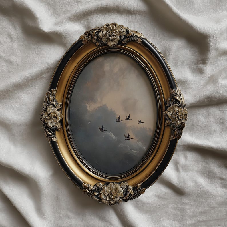 Mockup di cornice ovale dorata, esposizione di opere d'arte da parete ornate su tessuto, scena di cornice floreale antica, mockup di lusso minimalista, oggetto avanzato PSD JPG Photoshop immagine 3
