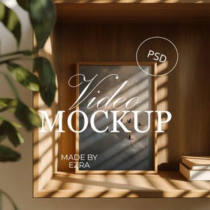 Puede incluir: Una obra de arte enmarcada con una escena de paisaje con pájaros volando, exhibida en una estantería de madera. El marco es de color marrón claro. Las palabras "Video MOCKUP" están escritas en blanco. El texto "MADE BY EZRA" también es visible.