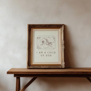 Mockup di cornice decorata in oro, mockup di cornice antica vintage, mockup di cornice classica 3x4, mockup di interno di mensola in legno, oggetto avanzato PSD JPG immagine 5