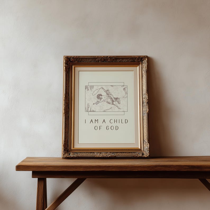 Mockup di cornice decorata in oro, mockup di cornice antica vintage, mockup di cornice classica 3x4, mockup di interno di mensola in legno, oggetto avanzato PSD JPG immagine 5