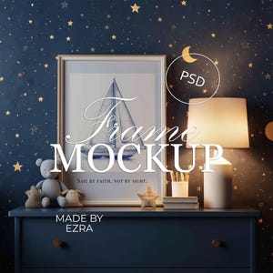 Maqueta de marco de guardería con cielo nocturno, maqueta de póster para habitación de bebé con juguetes y lámpara, maqueta de marco de habitación infantil con estrellas acogedoras, objeto inteligente PSD JPG de Photoshop