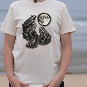 Comfort Colors Frog Howling at Moon T-Shirt: Retro Toad Graphic Tee