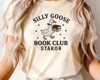Haftowana koszulka klubu książki „Silly Goose”: Comfort Colors Reading Tee