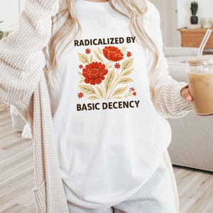 Radikaliserad av grundläggande anständighet T-shirt: Social rättviseaktivist T-shirt