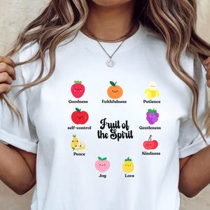 フルーツ・オブ・ザ・スピリット サマークリスチャンTシャツ、聖書の一節シャツ、インスピレーションを与える宗教的信仰Tシャツ、女性への宗教的ギフト、イエス・キリストのアパレル