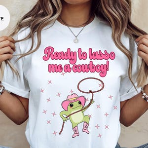 Funny Cowgirl Frog T-Shirt, Cute Frog Lover Tee, Cowgirl Shirt gift, Cute funny Frog Shirt, Western Theme Top, Cute Amphibian Apparel gift