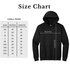K&ouml;nnte beinhalten: Schwarzer Kapuzenpullover mit Gr&ouml;&szlig;entabelle. Die Tabelle zeigt die Ma&szlig;e f&uuml;r die Gr&ouml;&szlig;en XS bis 5XL, mit Breite und L&auml;nge in Zoll. Der Text "Size Chart" steht oben. Die Marke ist Gildan 18500.