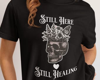 Still Here Still Healing Skull Flower T-Shirt, Gothic Botanische Genesung Tee