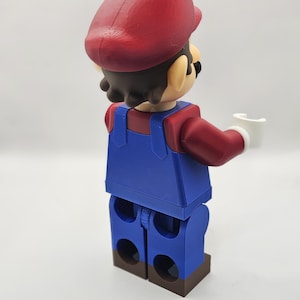 Op de afbeelding: Een set van drie keramische mokken met een gespikkelde, matte afwerking. De mokken zijn in cr&egrave;me, lichtgrijs en donkergrijs. Elke mok heeft een eenvoudig, modern ontwerp en een afgerond handvat.