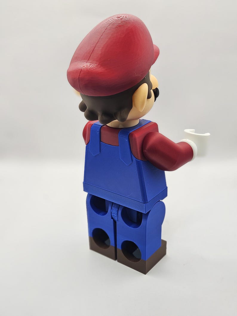 Op de afbeelding: Een set van drie keramische mokken met een gespikkelde, matte afwerking. De mokken zijn in cr&egrave;me, lichtgrijs en donkergrijs. Elke mok heeft een eenvoudig, modern ontwerp en een afgerond handvat.