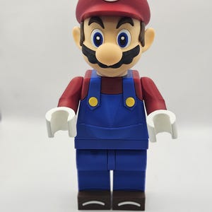 Op de afbeelding: Een rustiek houten bord met de tekst "Welcome to our home" in witte letters. Het bord heeft een verweerde afwerking en een eenvoudig, uitnodigend ontwerp, ideaal voor een veranda of entree.