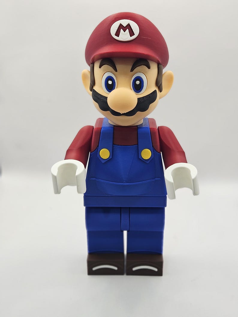 Op de afbeelding: Een rustiek houten bord met de tekst "Welcome to our home" in witte letters. Het bord heeft een verweerde afwerking en een eenvoudig, uitnodigend ontwerp, ideaal voor een veranda of entree.